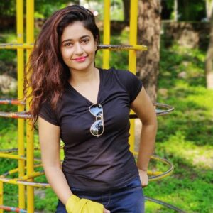 Poonam Bajwa Beautiful Pics