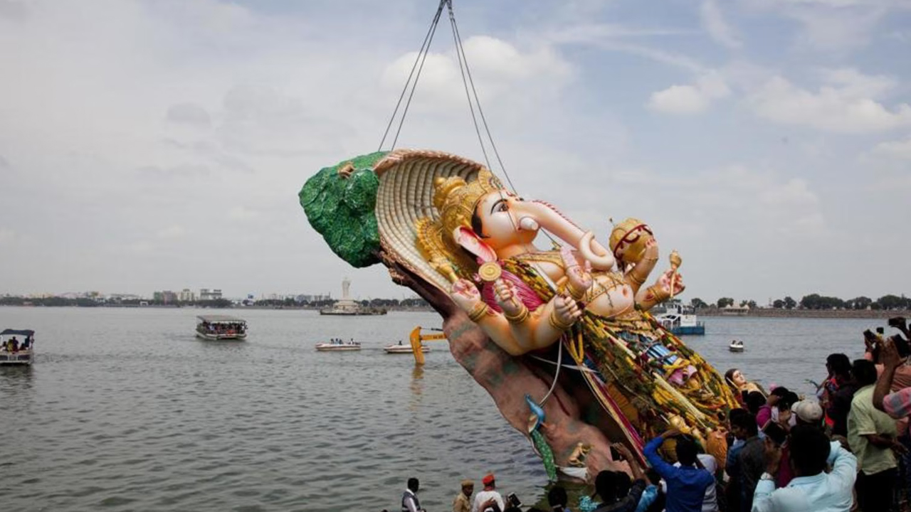 Ganesh idol immersion: హైదరాబాద్ లో వినాయకుల నిమజ్జనానికి బ్రేక్.. హైకోర్టు సంచలన ఉత్తర్వులు