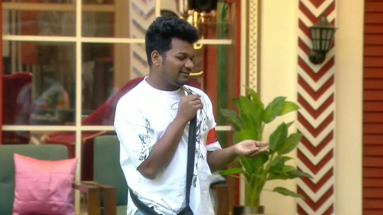 Bigg Boss Telugu 8 Dont Tear My T Shirt Avinash Survived By Holding Bigg Boss By His Toes Saying He Will Be Eliminated