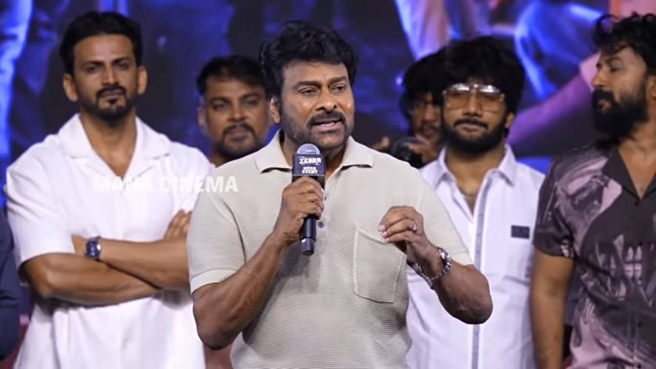 Chiranjeevi's funny jokes in Uttarandhra accent with a fan..the whole auditorium burst into laughter!