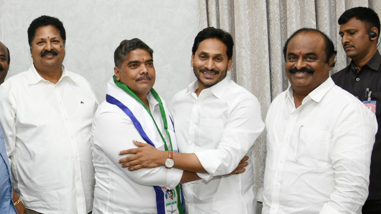 Mlc Jaya Mangalam Venkataramana Resigns From Ysrcp