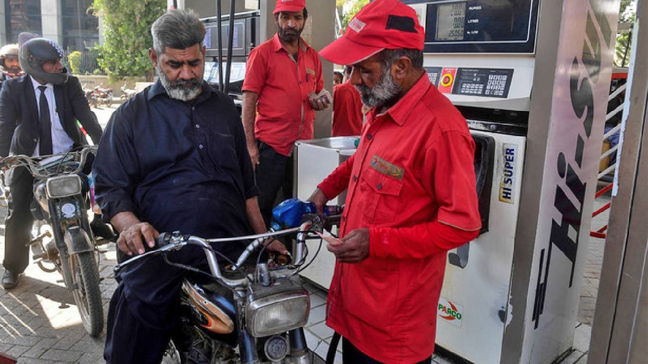 Pakistan: Another price hike in Pakistan.. Huge increase in petrol and diesel prices.. What is the price now?