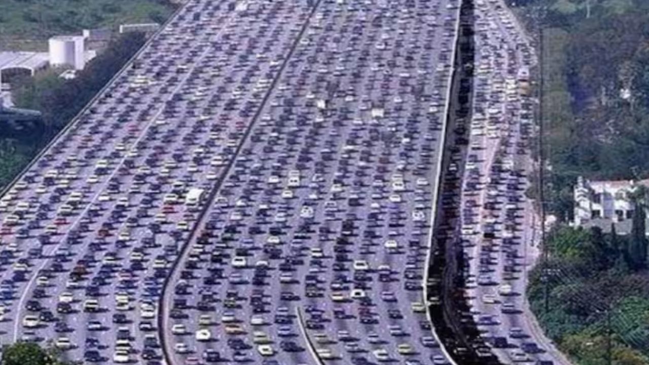 World's Longest Traffic Jam(1)