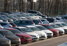 Car Sales : అమెరికాలో ఒక రూల్.. ఇండియాలో మరో రూల్.. మనం కార్లు ఎందుకు డిఫరెంట్గా కొంటాం? Car Sales