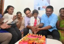 KTR Birthday Celebrations: పోలీసులు తీసుకెళ్లిన ఇంట్లోనే బర్త్డే చేసుకున్న కేటీఆర్ KTR-Birthday-Celebrations
