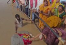 Ganga River floating stone: రాముడి లీలేనా? గంగలో తేలిన రామసేతు ‘రాయి’.. అద్భుత వీడియో Ganga River Viral Video