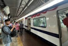 Local AC Train In Kolkata: ప్రయాణికుల కంటే యూట్యూబర్లే ఎక్కువ.. మన సోషల్ పిచ్చికి ఇదో పరాకాష్ట! Local AC Train In Kolkata