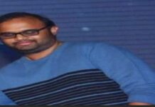 Photo Story: ఈ ఫోటోలో కనిపిస్తున్న వ్యక్తి ఇప్పుడు టాప్ నిర్మాతల్లో ఒకరు..మైక్ పట్టుకుంటే వివాదమే..ఎవరో గుర్తుపట్టగలరా? Photo Story