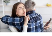 Family Dispute : ప్రియుళ్లతో కలిసి మొగుళ్లనే లేపేస్తున్నారు.. ఏం సమాజం రా బై