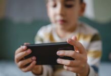 Children smartphone addiction: చిన్న పిల్లలకు స్మార్ట్ ఫోన్ ఇస్తున్నారా? Children smartphone addiction