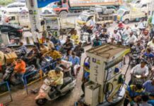 Petrol Shortage: పెట్రోల్ , డీజిల్ నో స్టాక్.. మధ్యలో ఈ పానిక్ బయింగ్ ఏంటి భయ్యా.. భయపెడుతున్నారు కదరా.. Petrol Shortage
