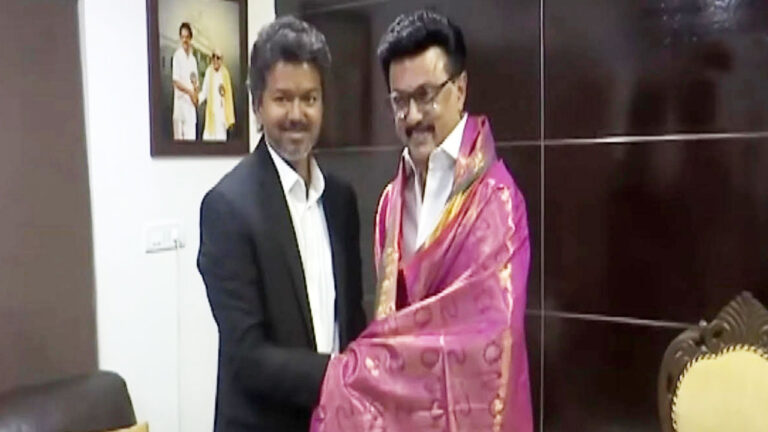 CM Vijay meets Stalin: స్టాలిన్ వద్దకు సీఎం విజయ్.. ప్రభుత్వాన్ని కాపాడడానికి పెద్ద ప్లాన్