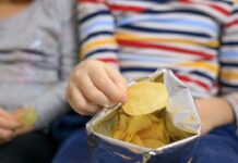 Chips And Biscuits: పిల్లలకు చిప్స్ ఇచ్చే తల్లిదండ్రులకు పరిశోధకుల హెచ్చరిక.. Chips And Biscuits