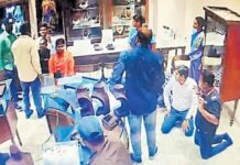Karimnagar jewellery robbery : కరీంనగర్ దోపిడీ కేసులో కీలక పురోగతి.. బెంగాల్ లో ఇలా చిక్కిన దొంగ Karimnagar PMJ Jewellery Theft