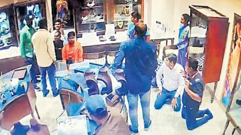 Karimnagar jewellery robbery : కరీంనగర్ దోపిడీ కేసులో కీలక పురోగతి.. బెంగాల్ లో ఇలా చిక్కిన దొంగ