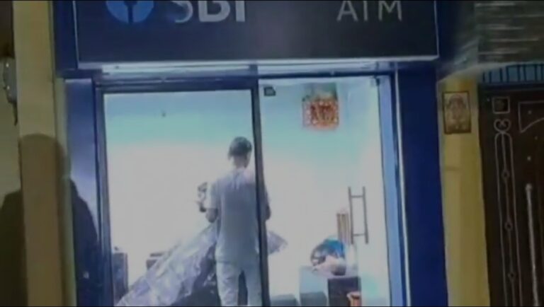 SBI ATM salon : దూరం నుంచి చూస్తే ఏటీఎం.. లోపలికి వెళ్లి చూస్తే క్షవరం అయినట్టే..