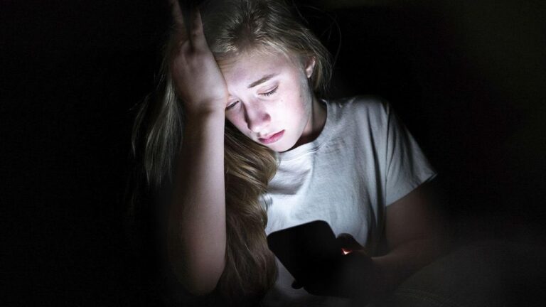 Teenage Phone Addiction: ఆ అమ్మాయి సెలబ్రిటీ కాదు.. సెక్యూరిటీగా బౌన్సర్లు.. ఎందుకో తెలిస్తే ఆశ్చర్యపోతారు..