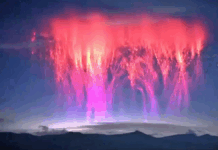 red lightning in sky : ఆకాశంలో ఎర్రటి మెరుపులు.. అచ్చం యుగాంతం సినిమా లాగే ఉందిగా..