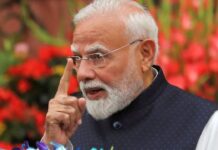 Delhi Protests: అటు కాక్రోచ్ లు.. ఇటు రైతులు.. మోడీకి ఏంటీ తలనొప్పులు Delhi Protests