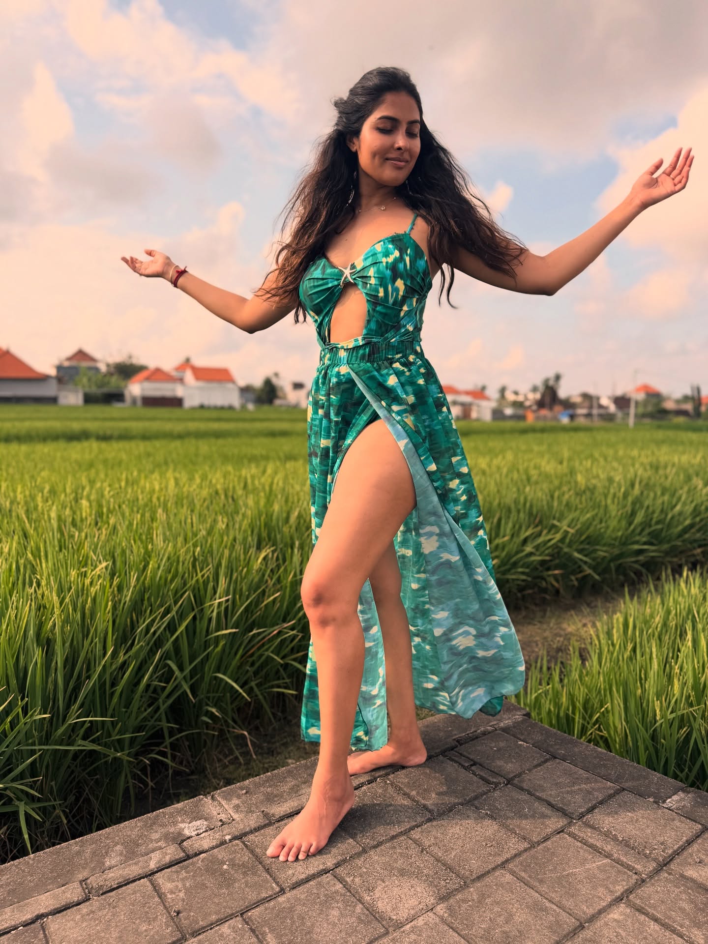 Divi Vadthya photos
